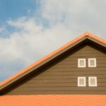 Folia na dach pod blachę – jak ją układać i po co?